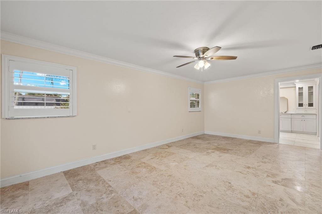 Empty room, Interior