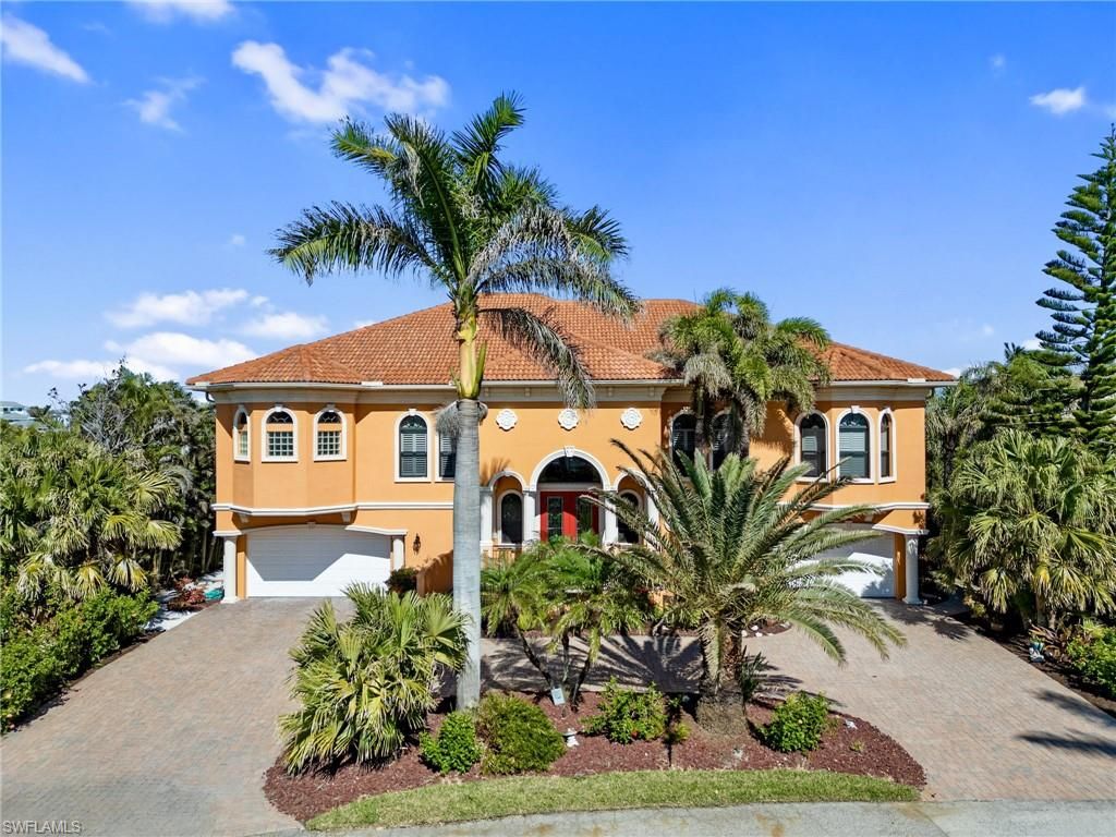 Attached, Exterior, Facade, Mediterranean