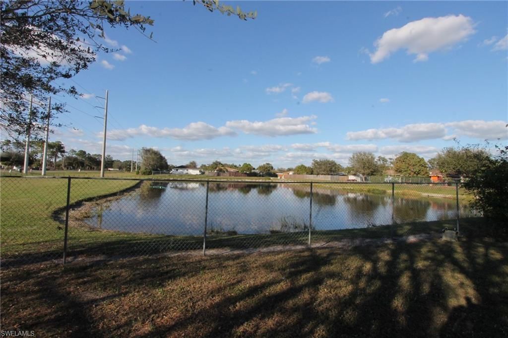 Exterior, Lake