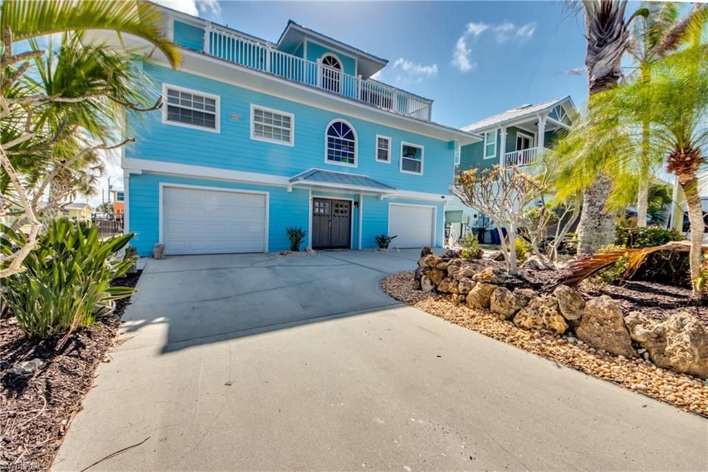 Attached, Exterior, Facade, American Foursquare