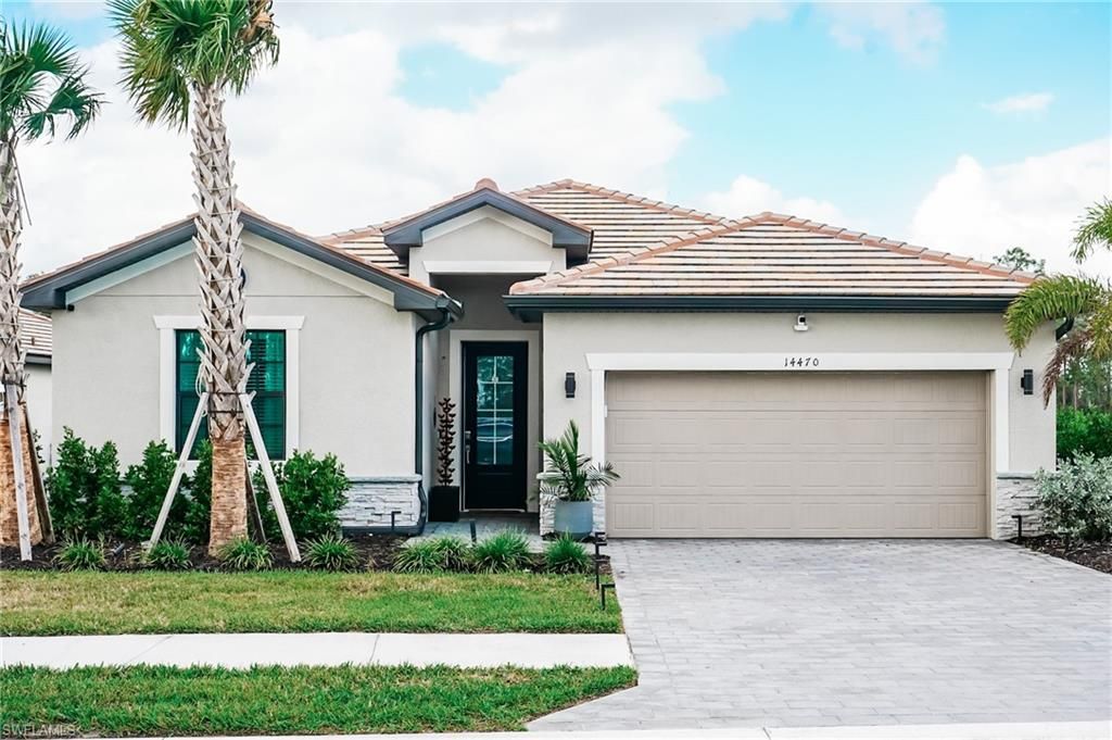 Attached, Exterior, Facade, Mediterranean