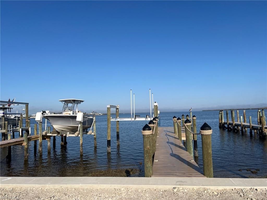 Exterior, Lake