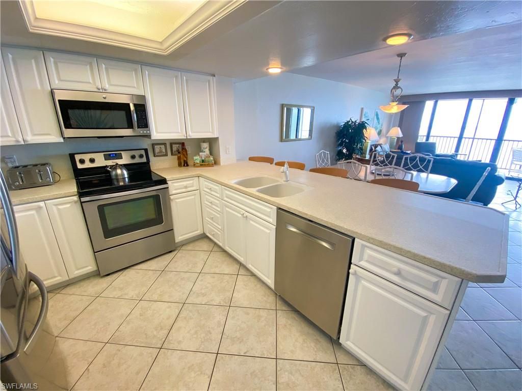 Dining room, Interior, Kitchen, Pendant Lights, Stainless Steel Appliances