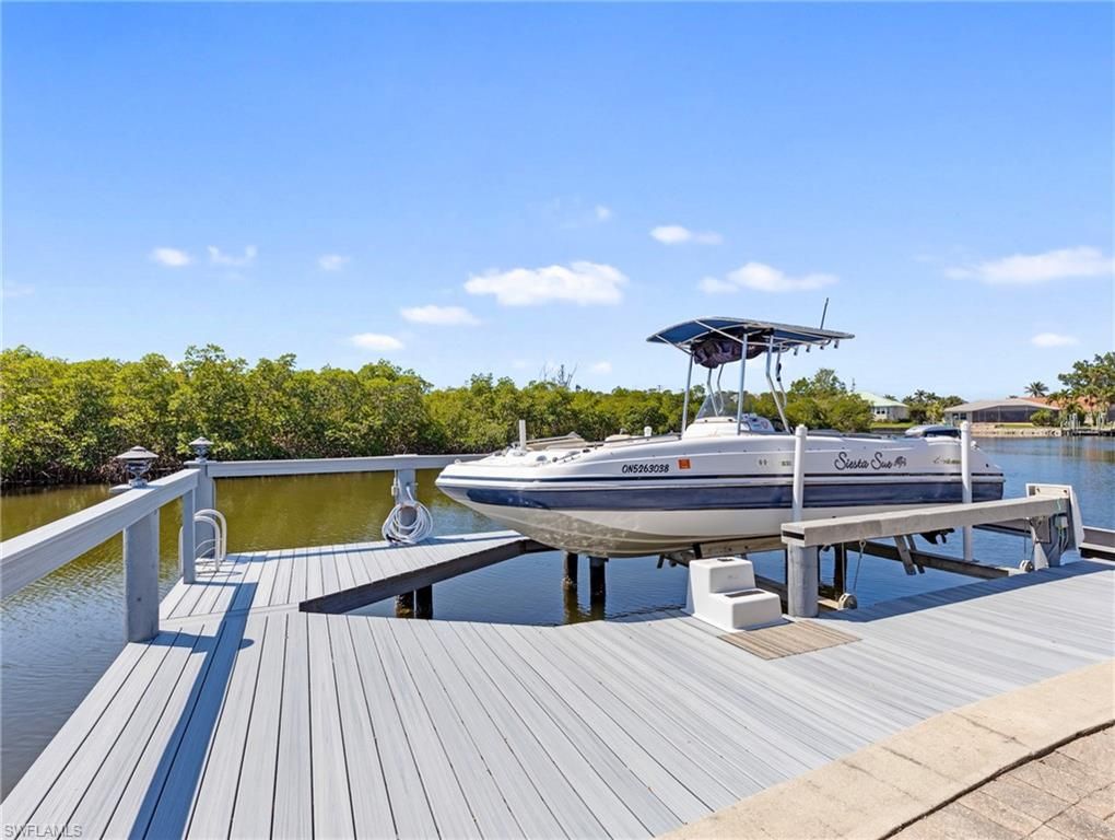 Exterior, Lake