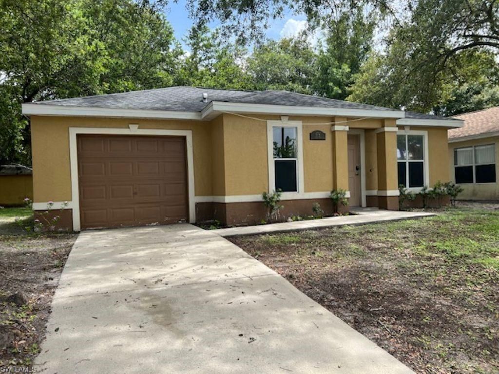 Attached, Exterior, Facade, Ranch