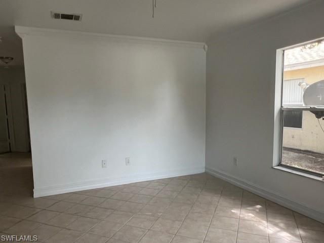 Empty room, Interior
