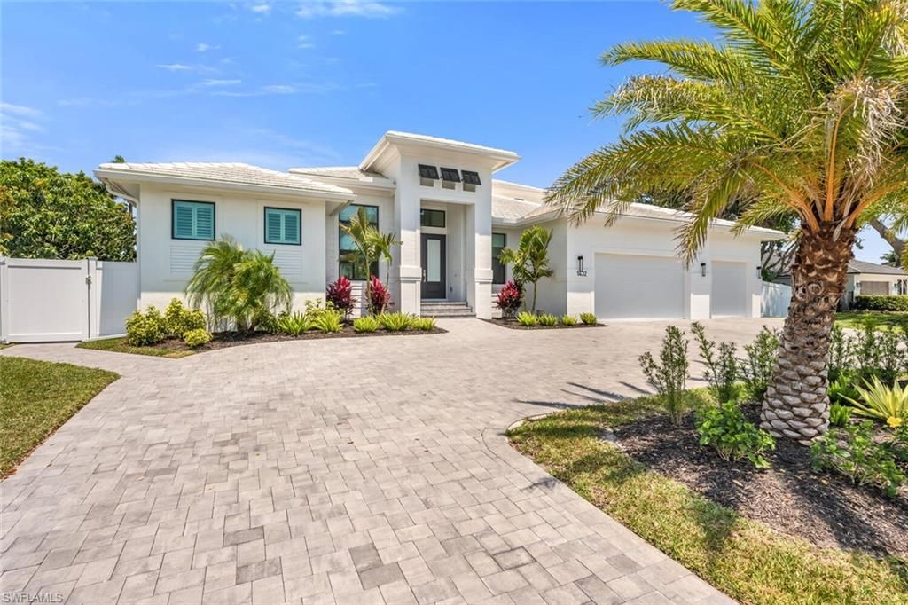 Attached, Exterior, Facade, Ranch