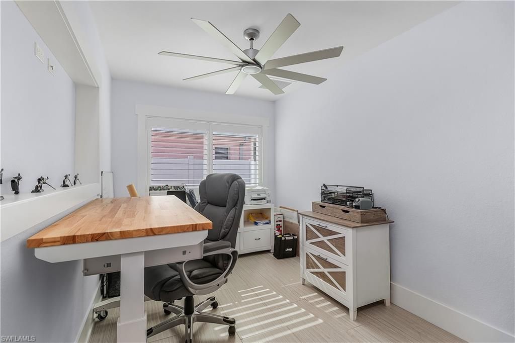 Home Office, Interior