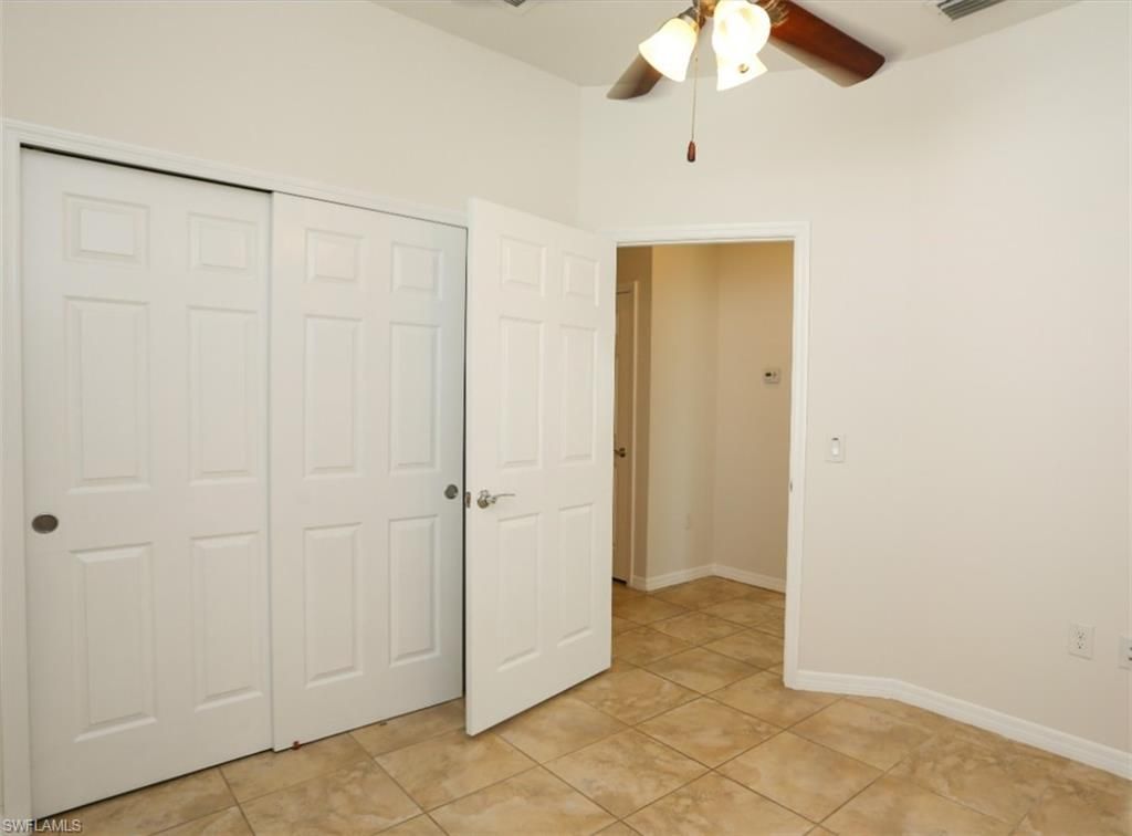 Empty room, Interior