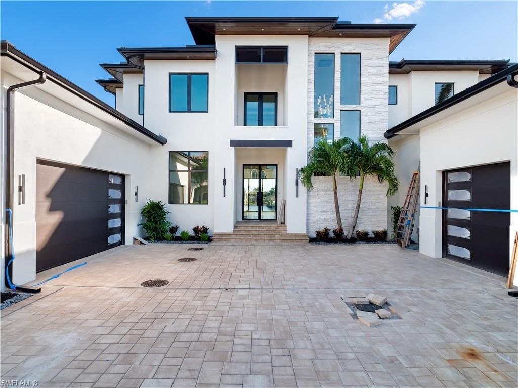 Attached, Exterior, Facade, Modern