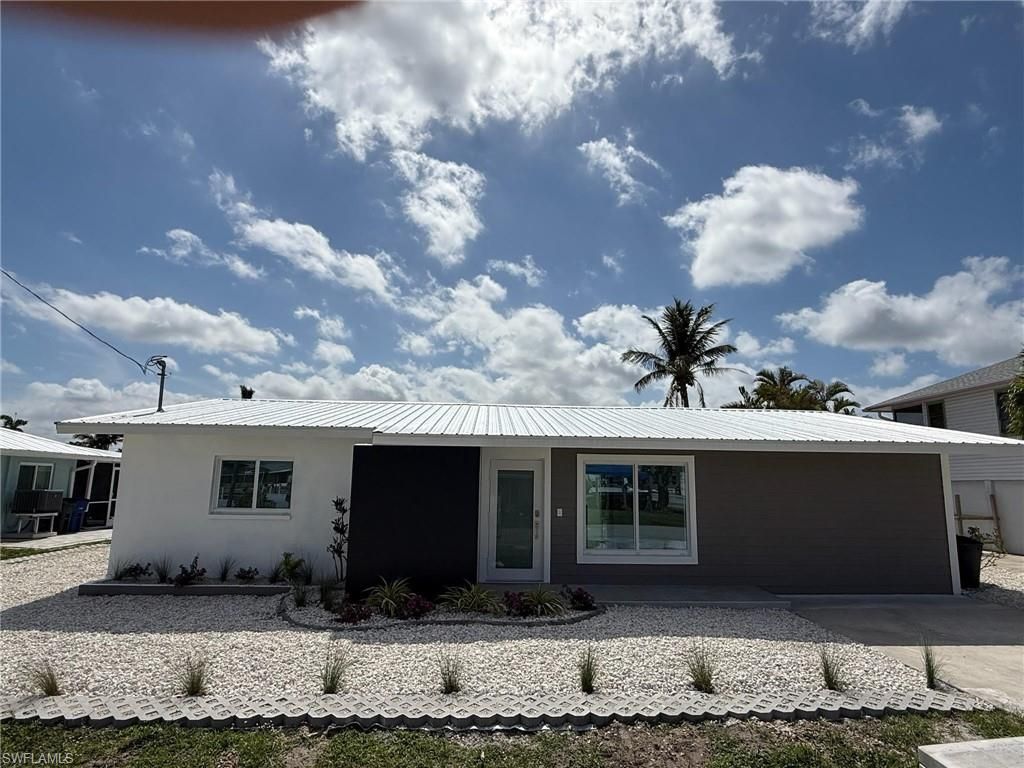 Attached, Exterior, Facade, Ranch