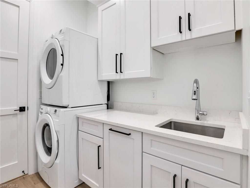 Interior, Washer, Wood Texture Flooring