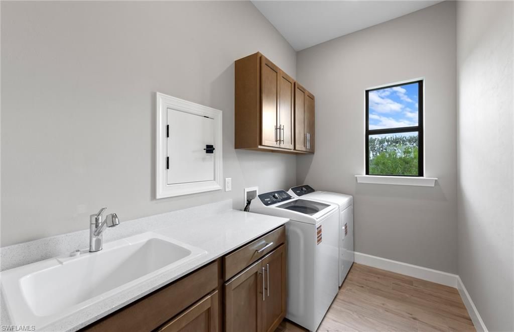 Interior, Washer, Wood Texture Flooring