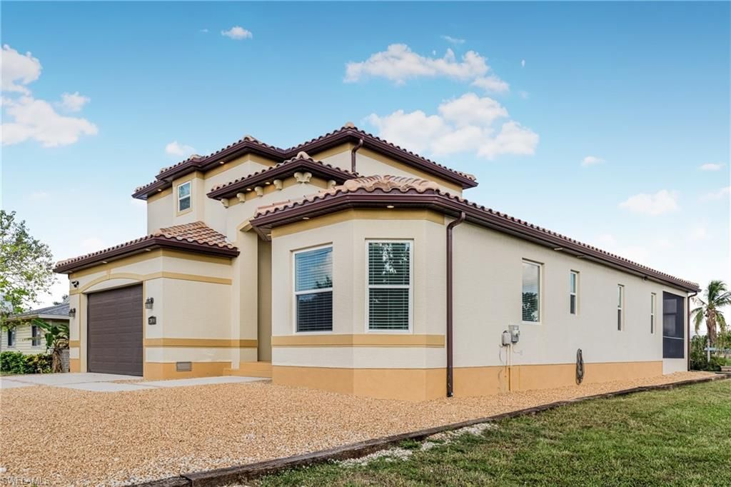 Attached, Exterior, Facade, Mediterranean