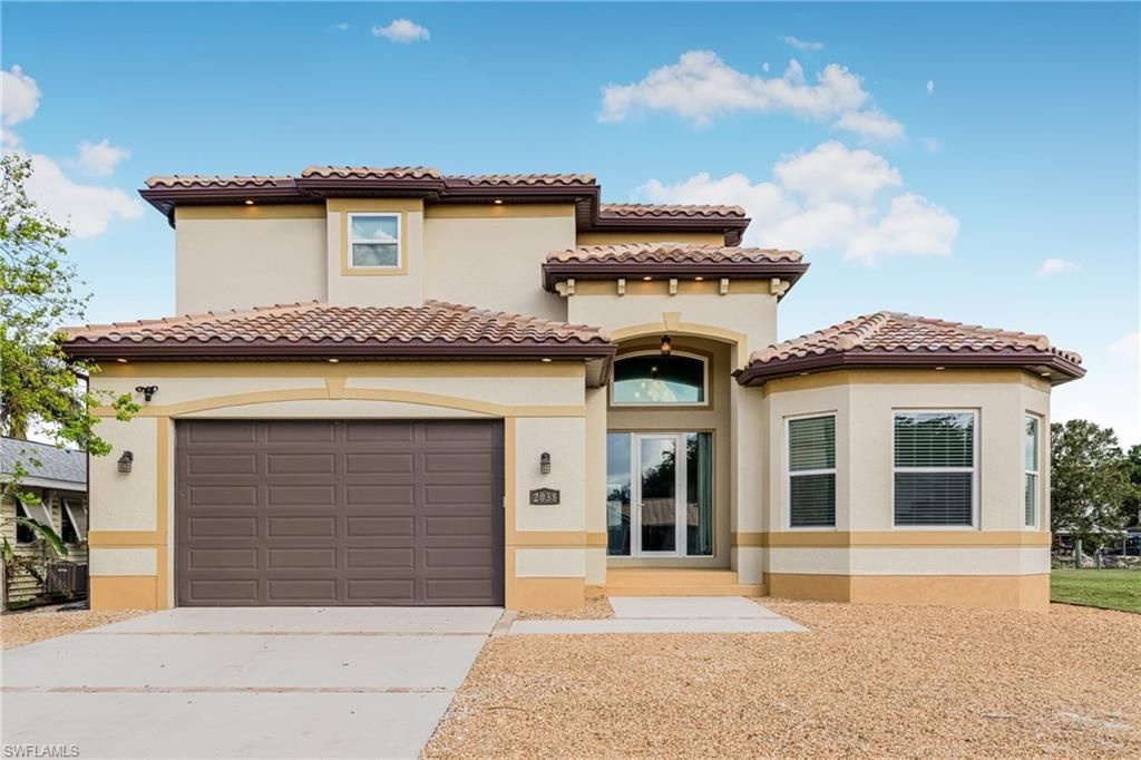 Attached, Exterior, Facade, Mediterranean