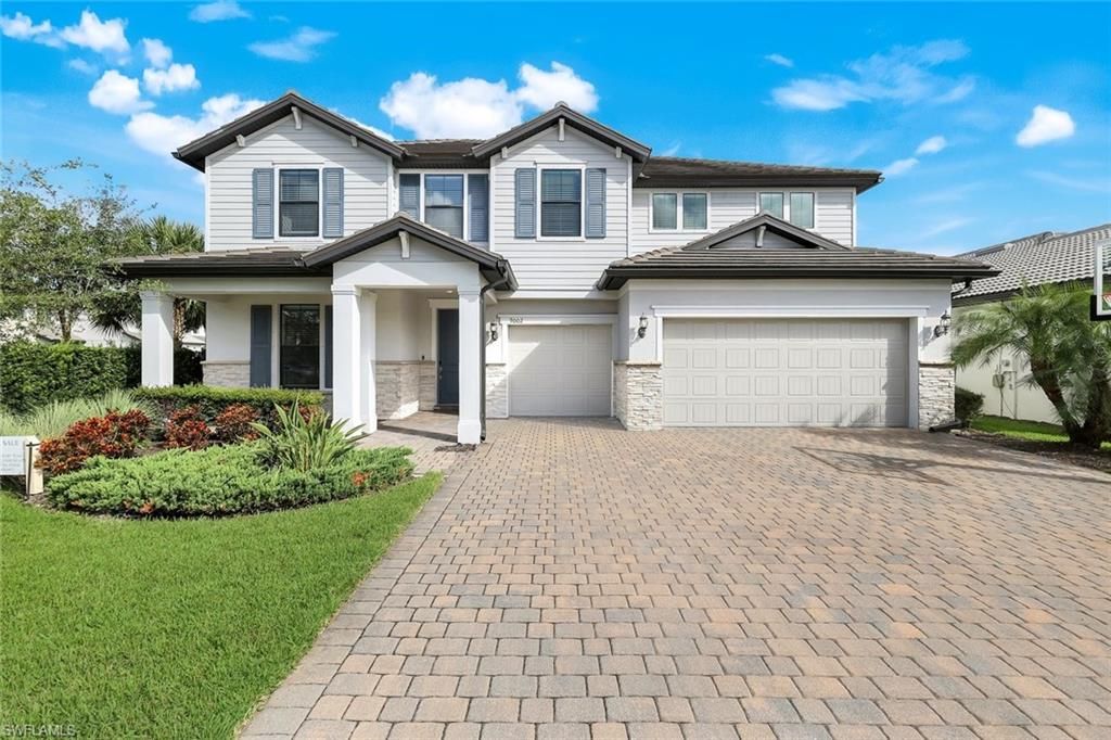 Attached, Exterior, Facade, American Craftsman