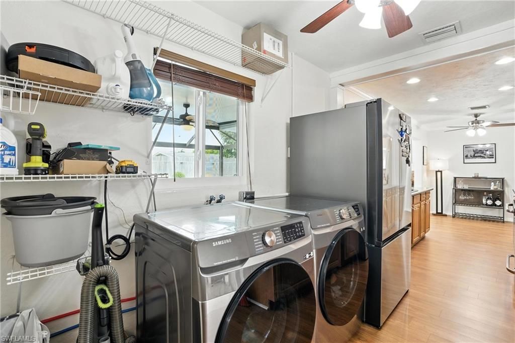 Interior, Recessed Lighting, Washer, Wood Texture Flooring
