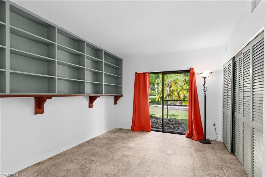 Empty room, Interior