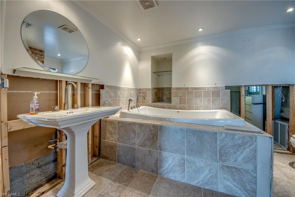 Bathroom, Interior, Recessed Lighting