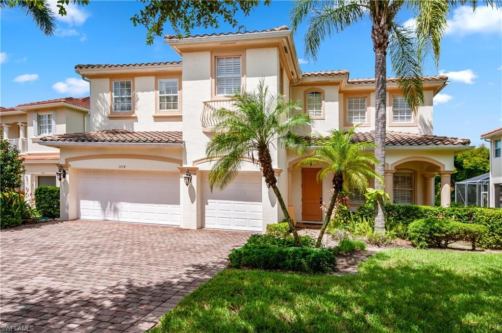 Attached, Exterior, Facade, Mediterranean