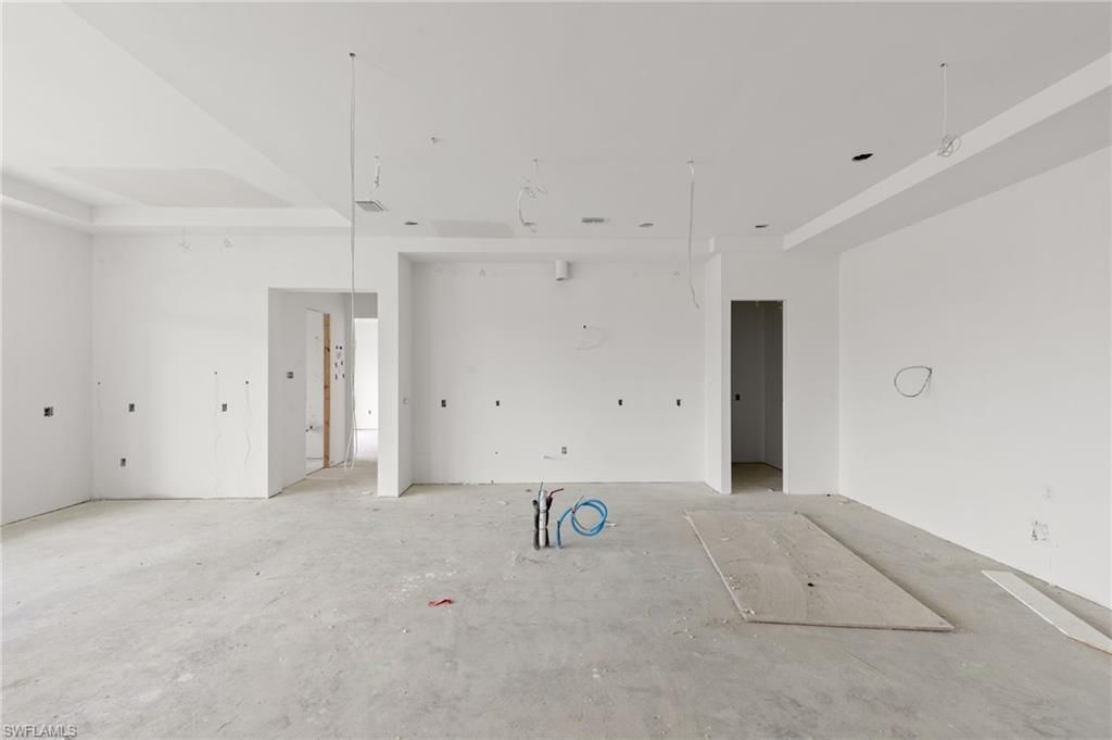 Empty room, Interior