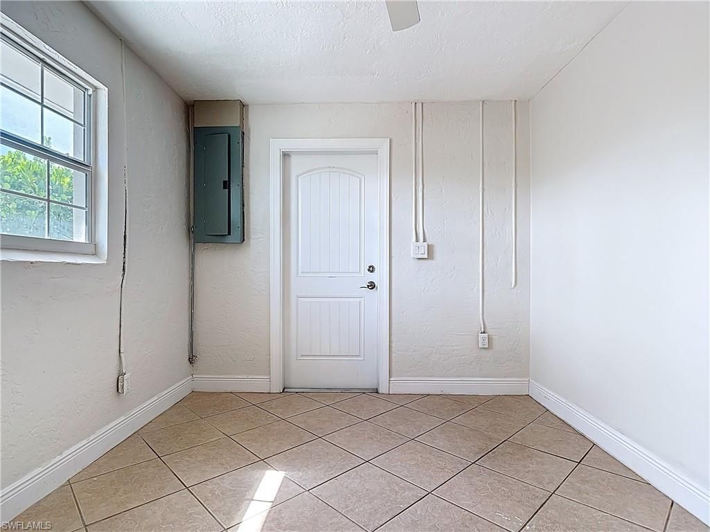 Empty room, Interior