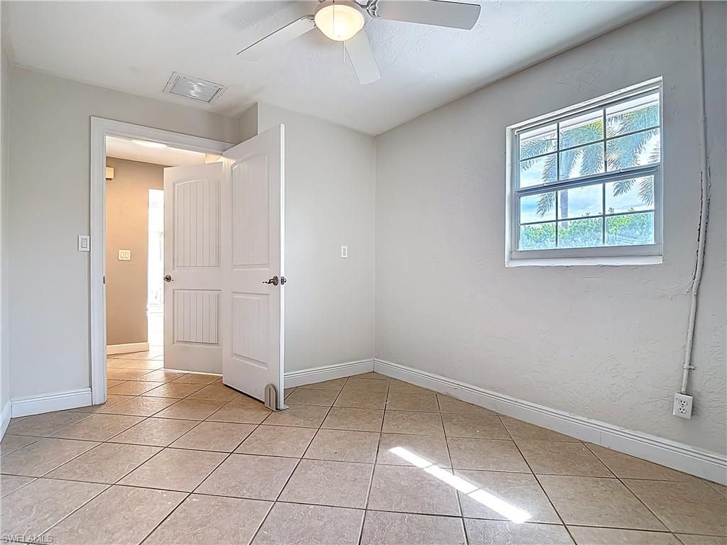 Empty room, Interior