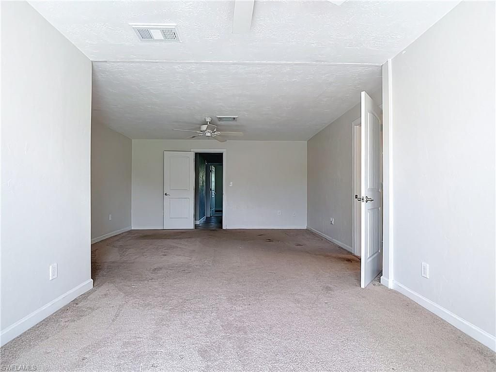 Empty room, Interior