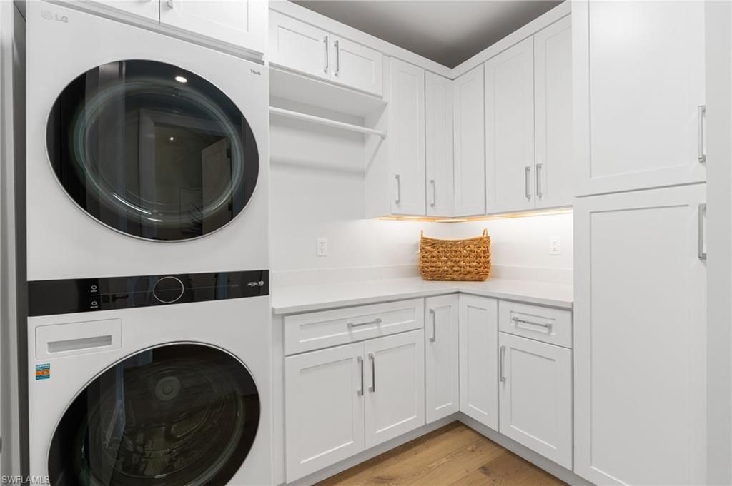 Interior, Washer, Wood Texture Flooring