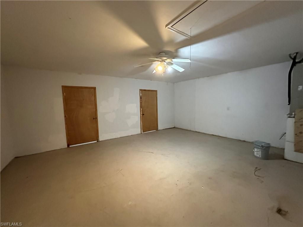 Empty room, Interior