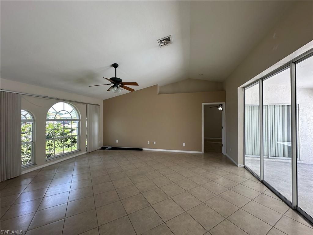 Empty room, Interior