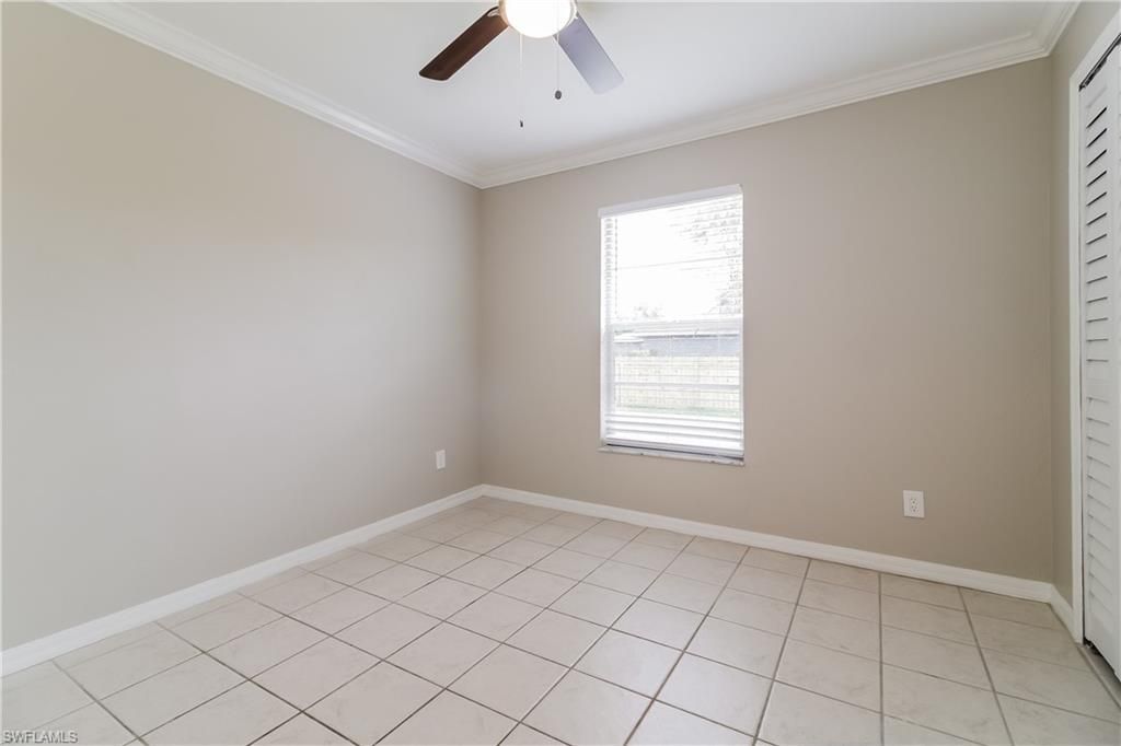 Empty room, Interior