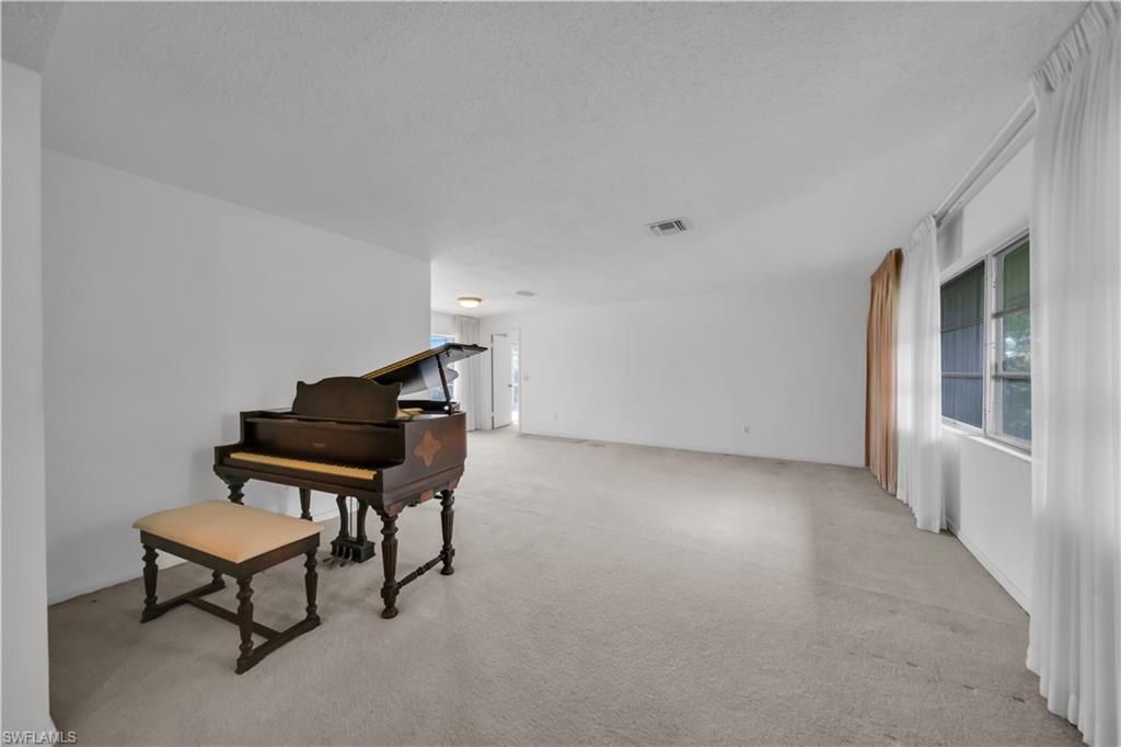 Interior, Piano