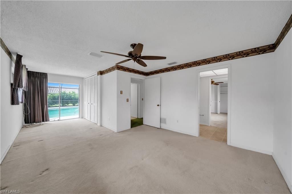 Empty room, Interior
