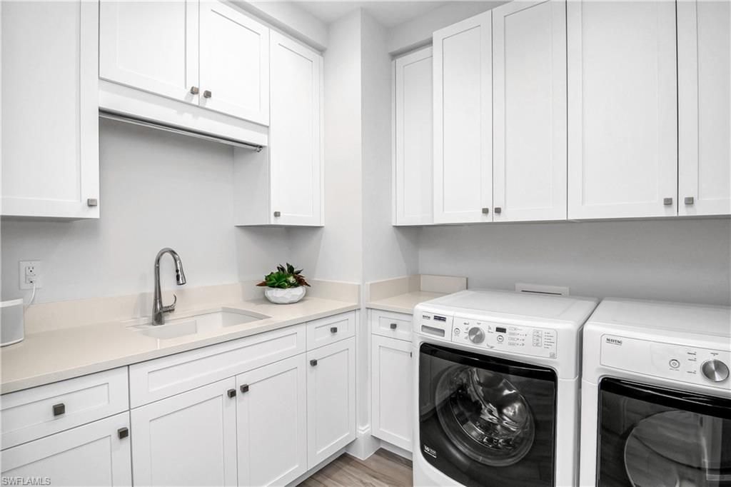 Interior, Washer, Wood Texture Flooring