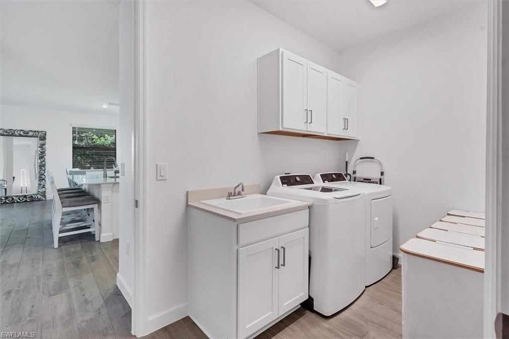 Interior, Recessed Lighting, Washer, Wood Texture Flooring