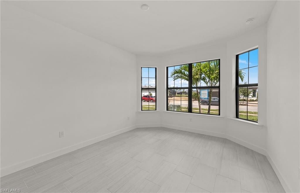 Empty room, Interior