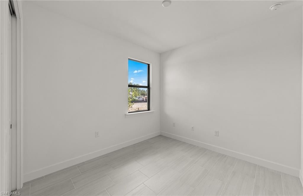 Empty room, Interior