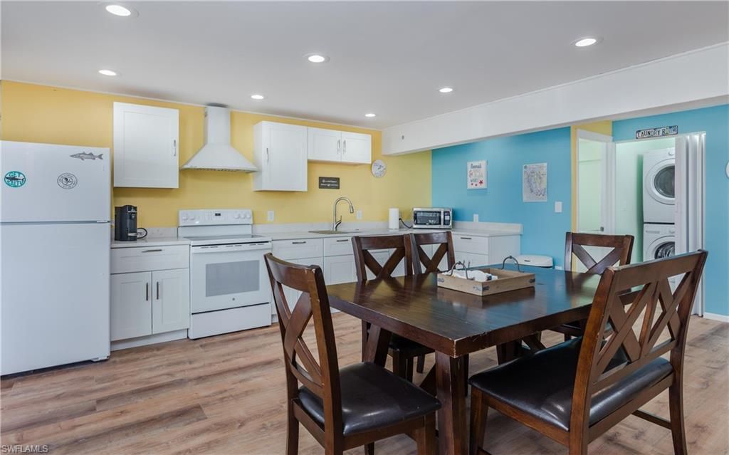 Dining room, Interior, Kitchen, Recessed Lighting, Washer, Wood Texture Flooring