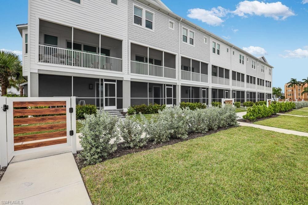 Exterior, Facade, Rowhouse