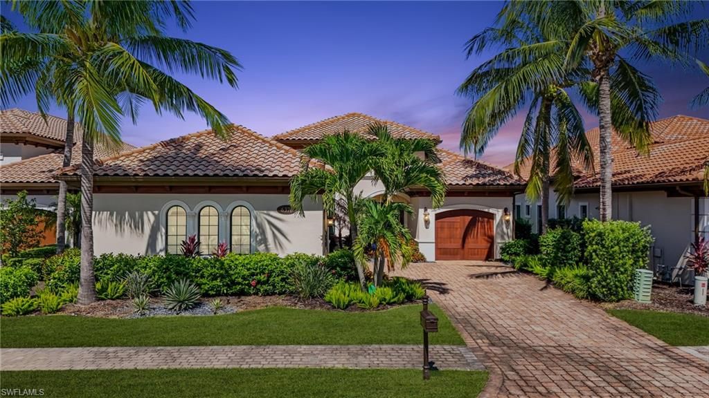 Attached, Exterior, Facade, Mediterranean