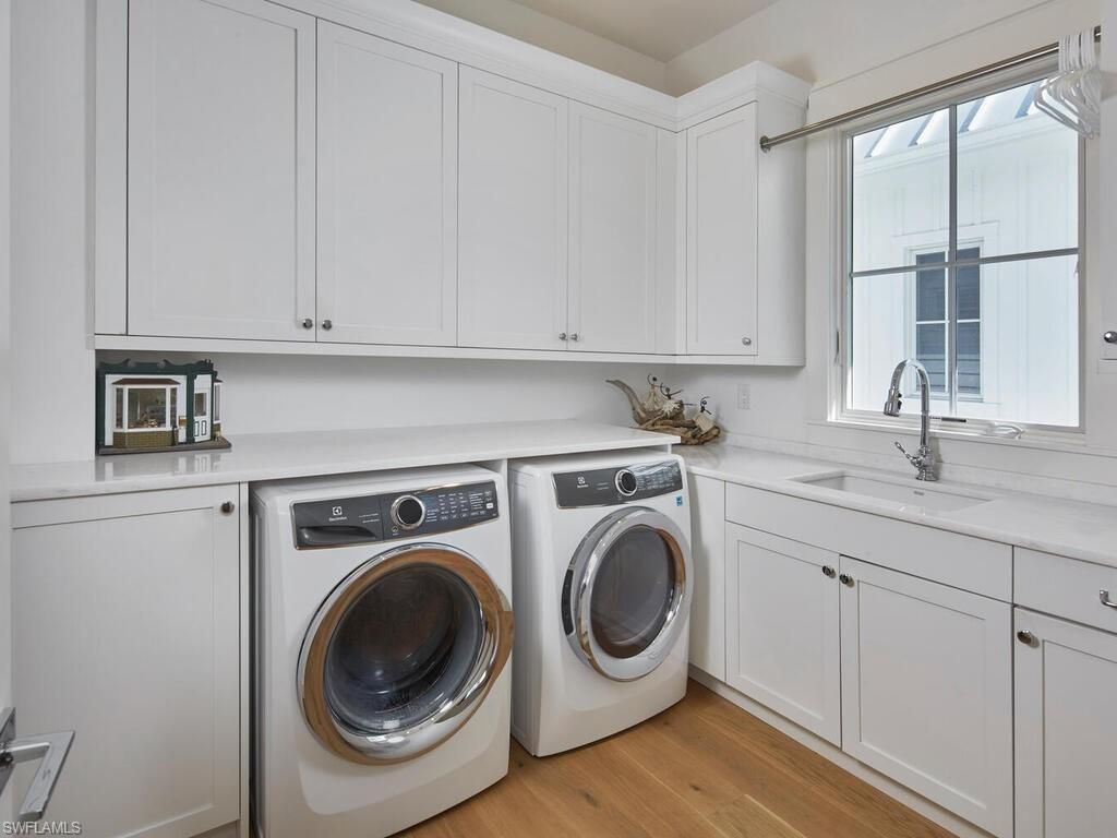 Interior, Washer, Wood Texture Flooring