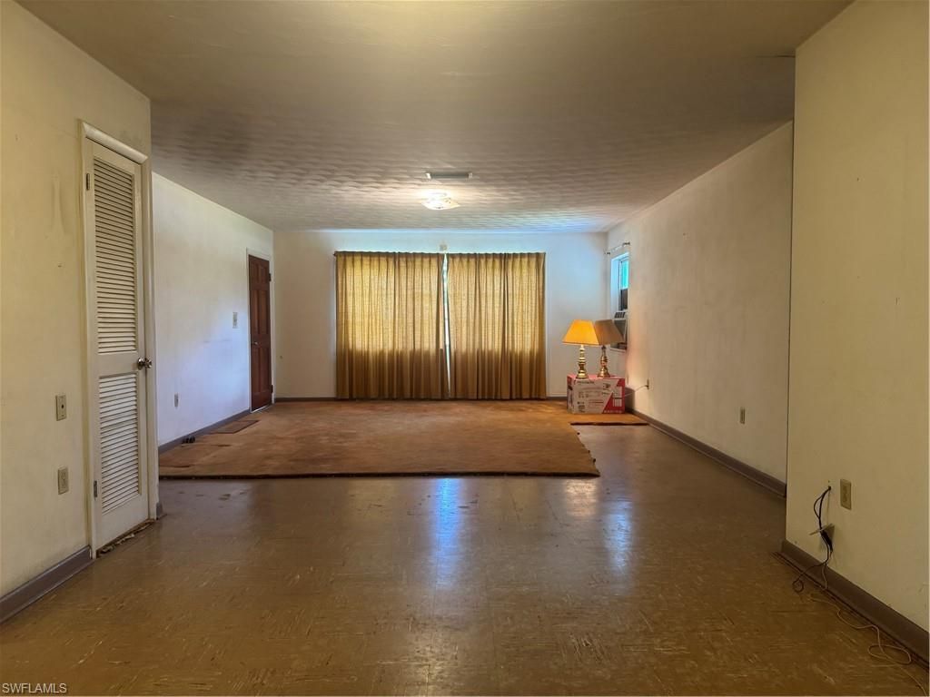 Empty room, Interior