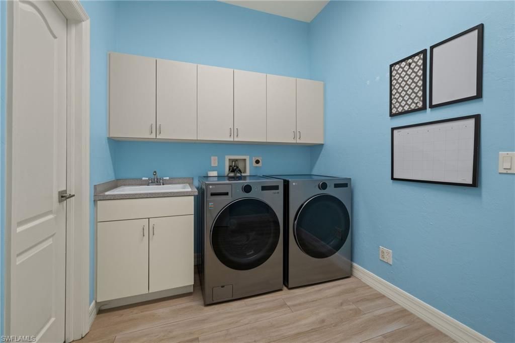 Interior, Washer, Wood Texture Flooring