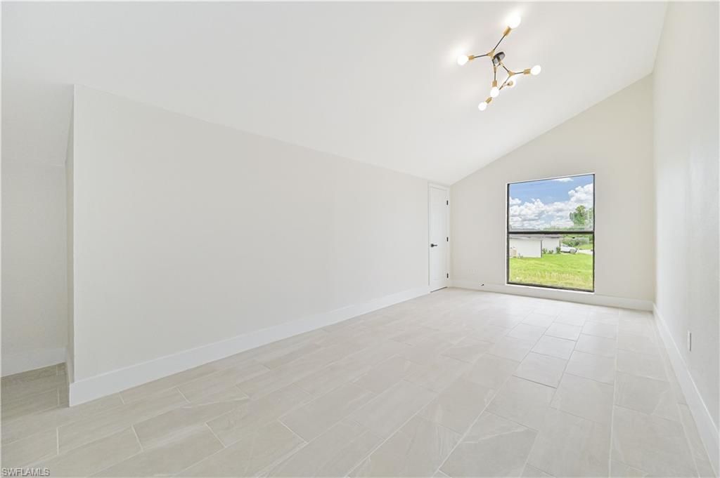 Empty room, Interior