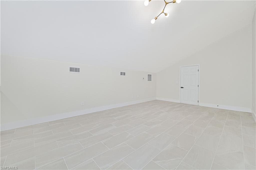 Empty room, Interior