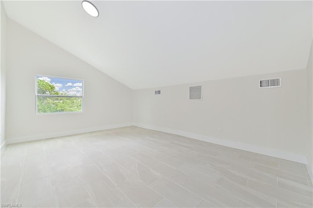 Empty room, Interior