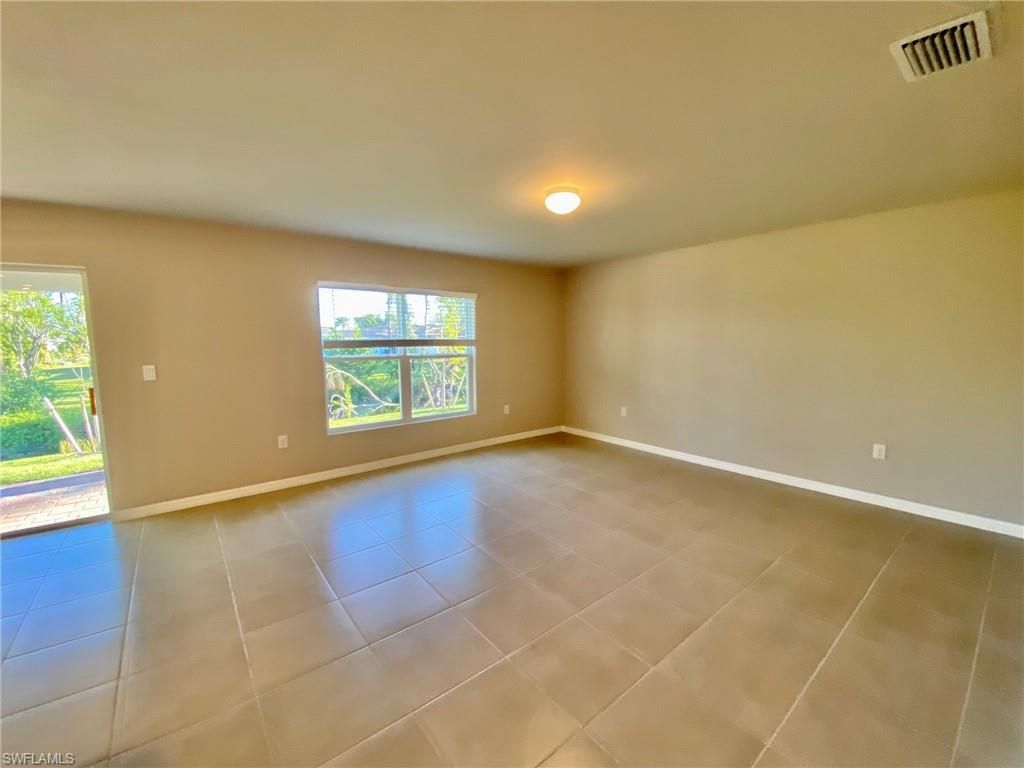 Empty room, Interior