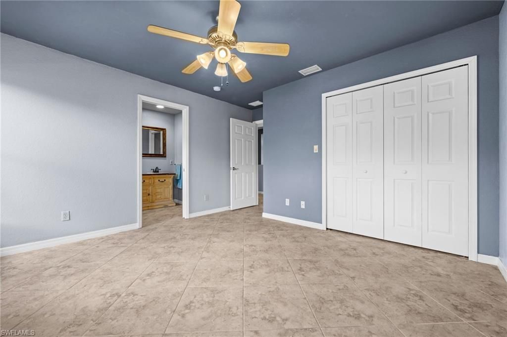 Empty room, Interior