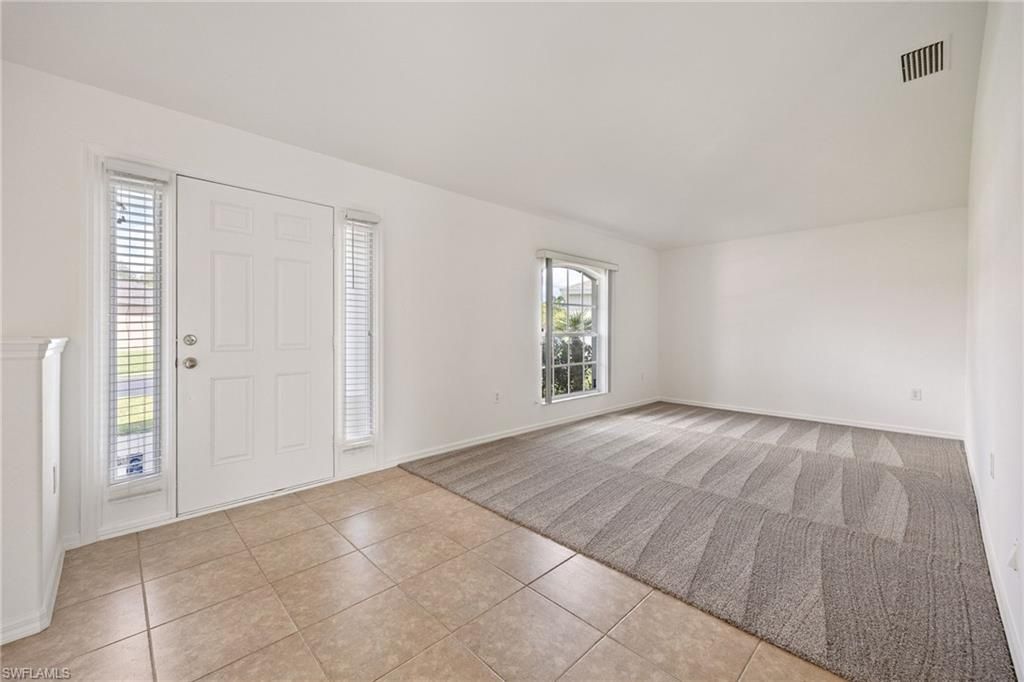 Empty room, Interior